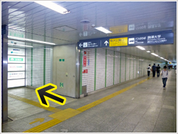 駒沢大学駅通路の写真