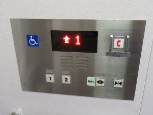 エレベーター内の呼び出しボタンの写真