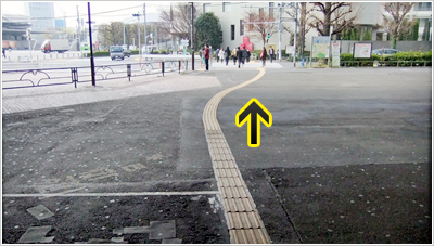 千駄ヶ谷駅の改札出口誘導線用ブロックの写真