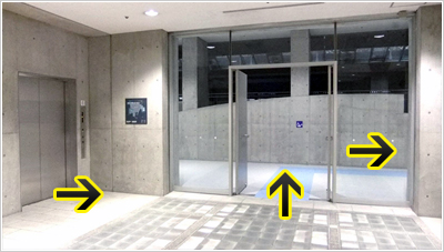 １Fエレベーター左の扉の写真