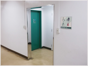 正面出入り口トイレ入口の写真