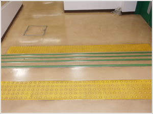 屋内部分のスロープ・階段の点字ブロックの写真2