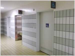 障害者用トイレ入口の写真